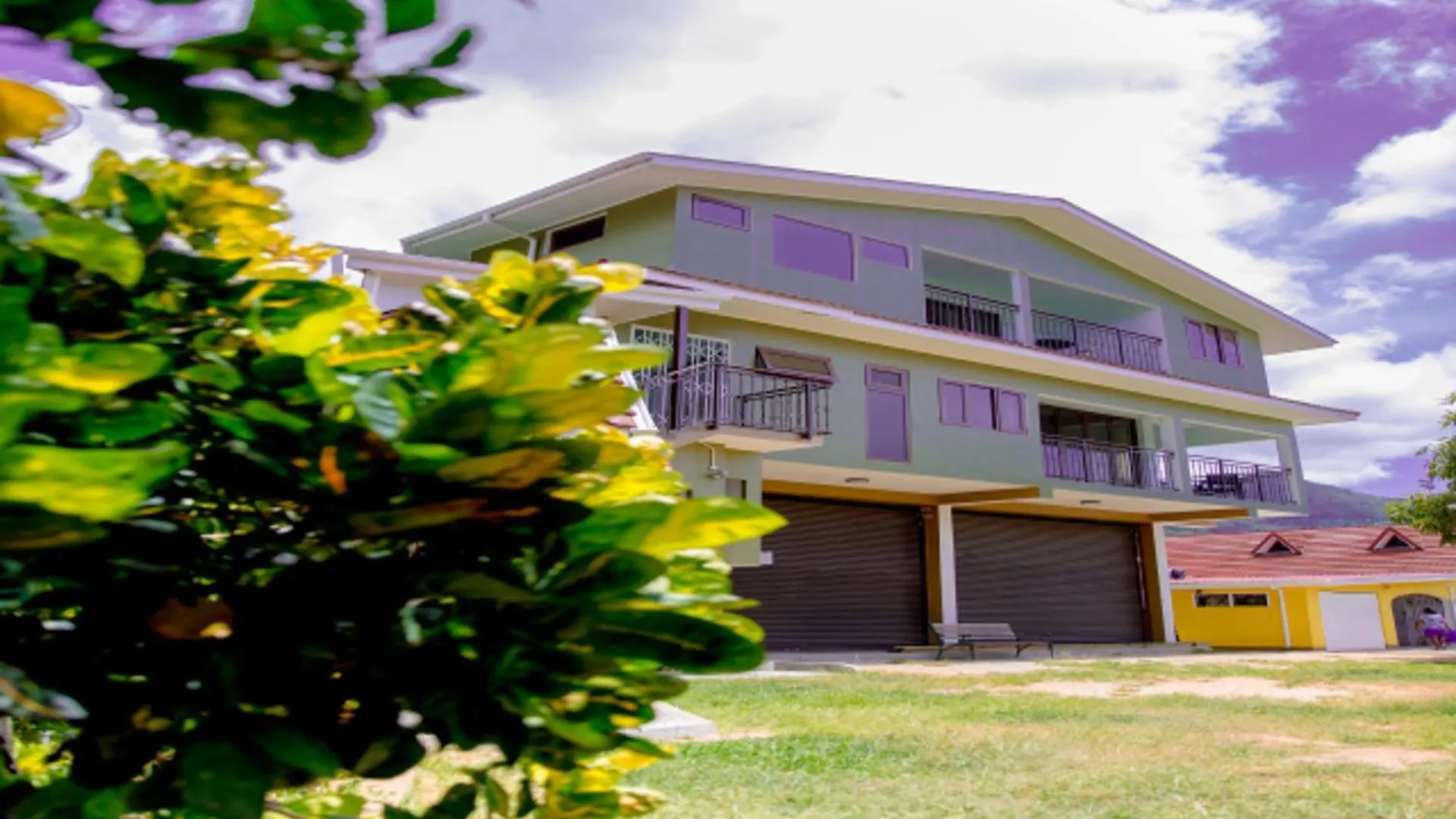 Spacious Apartment With Sea View Au Cap 124 M² 0*,  Seychely